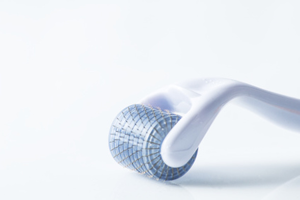 Für mehr Haare Microneedling der Kopfhaut mit einem Dermaroller