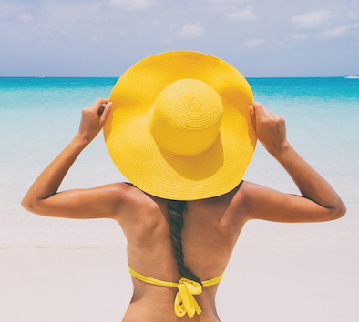Nach Microneedling im Sommer ist Sonnenschutz mit Sonnencreme und Sonnenhut wichtig